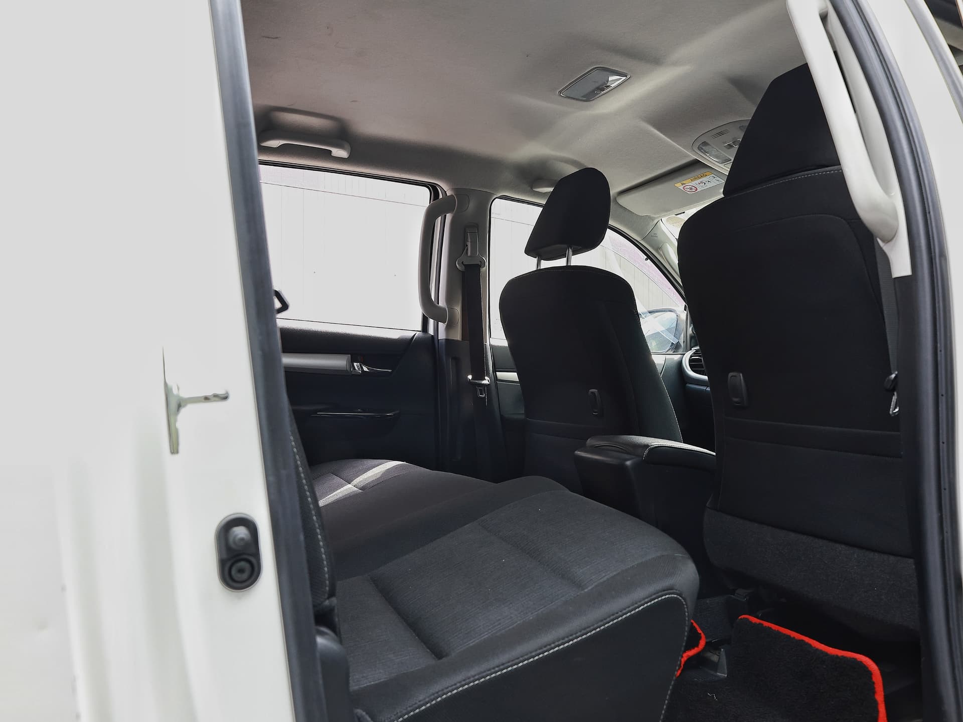 2021 Toyota Hilux z image-13