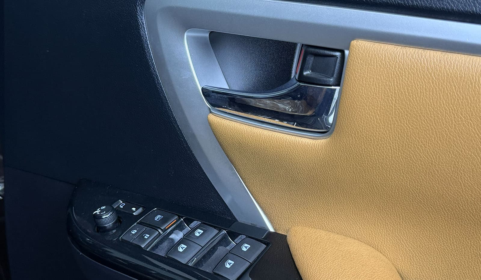 2019 Toyota Fortuner image-12