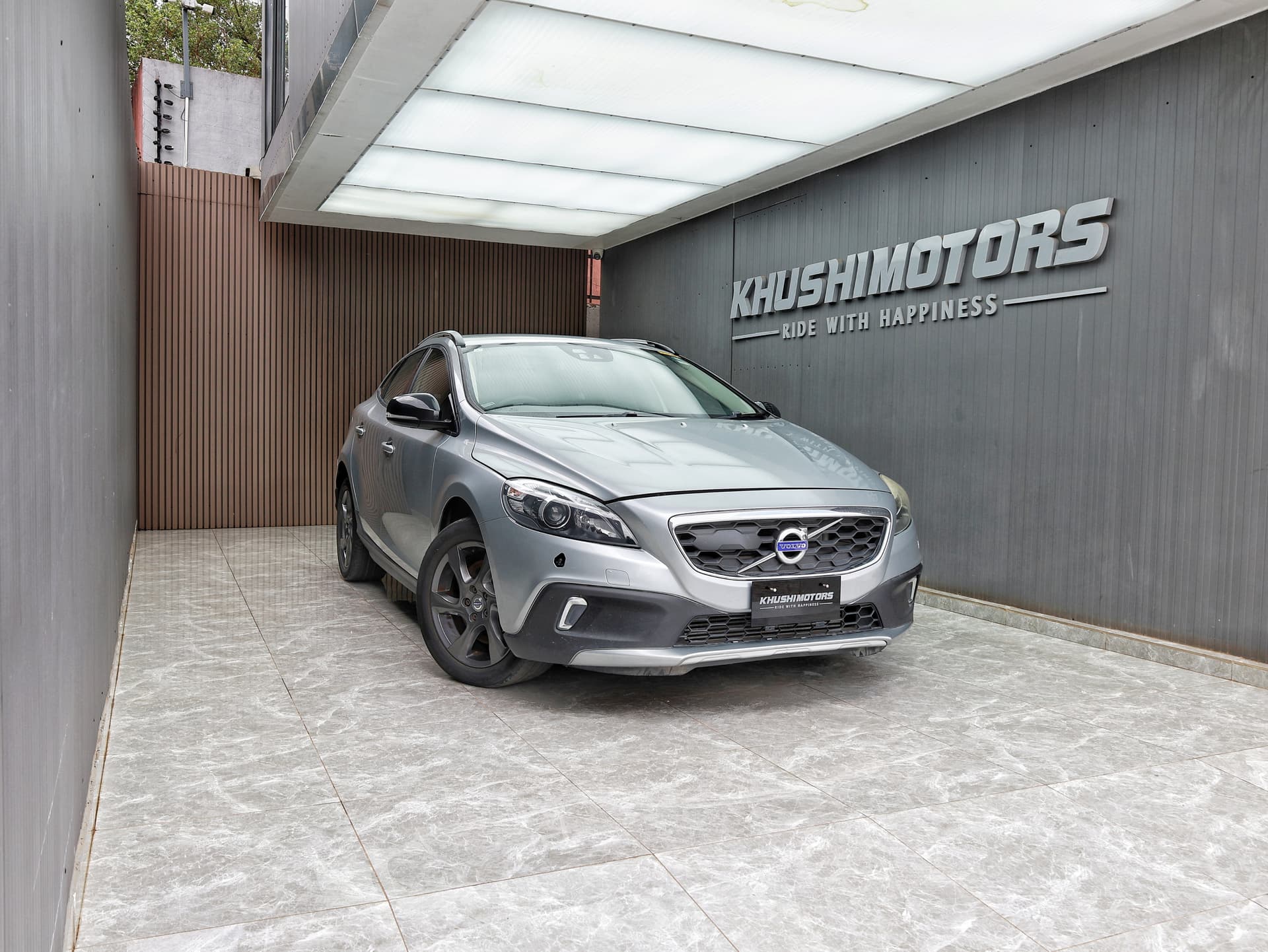 2013 Volvo V40 Cross Country image-1
