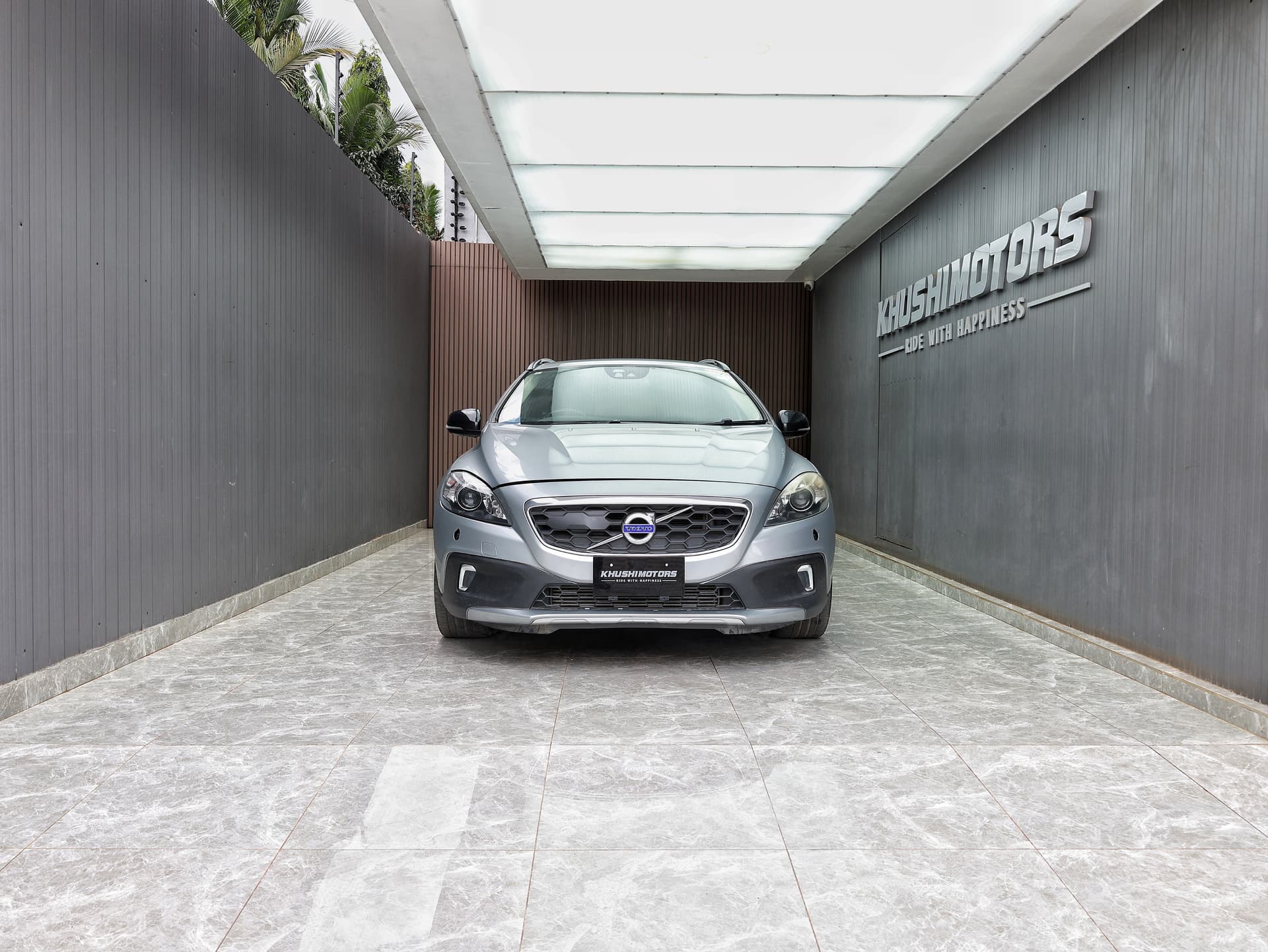2013 Volvo V40 Cross Country image-2