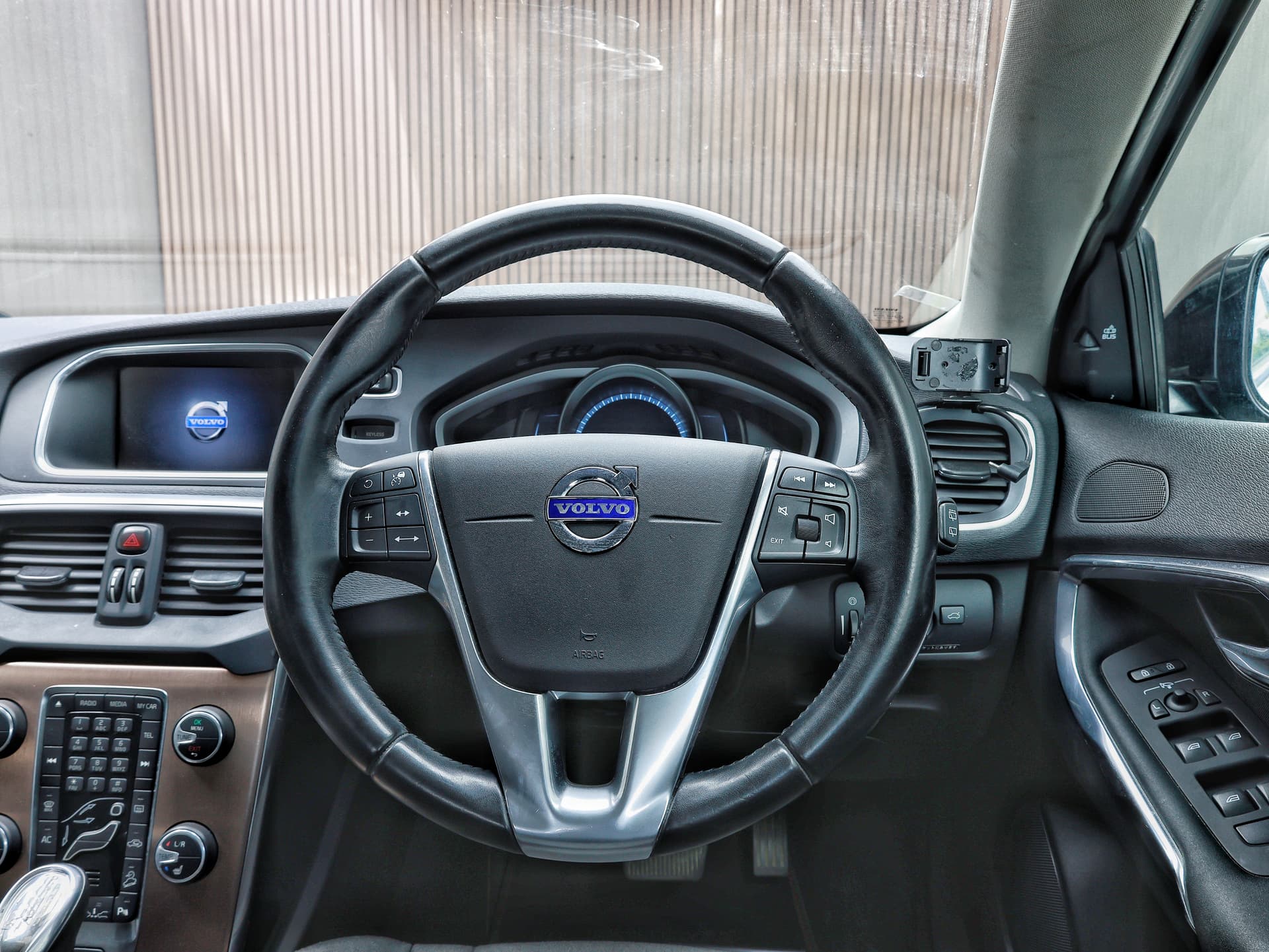 2013 Volvo V40 Cross Country image-9