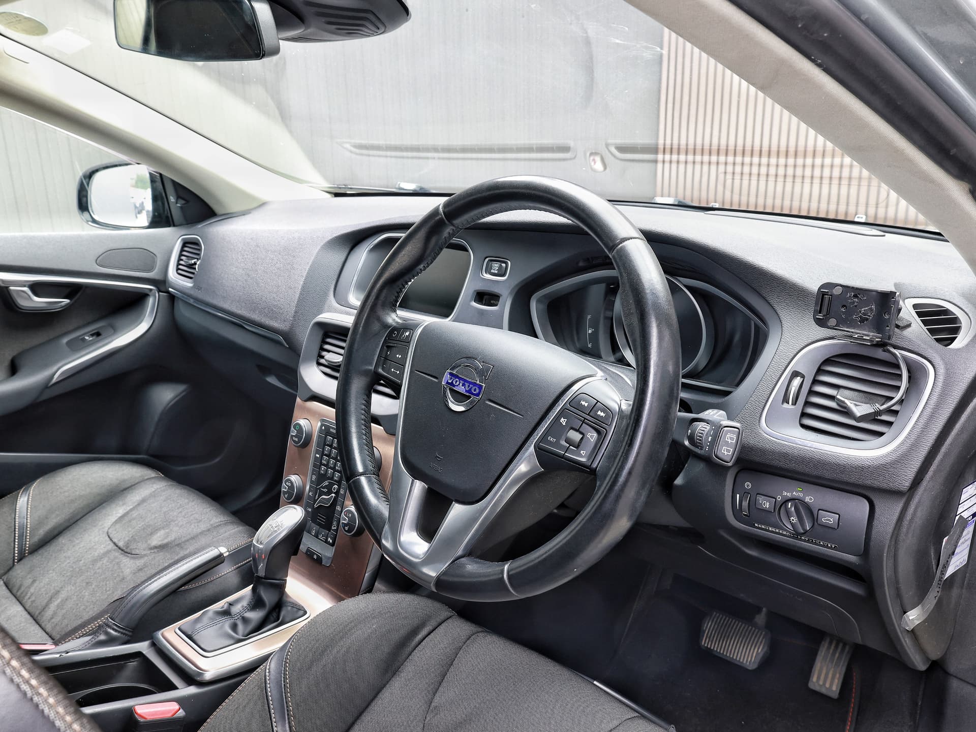 2013 Volvo V40 Cross Country image-8