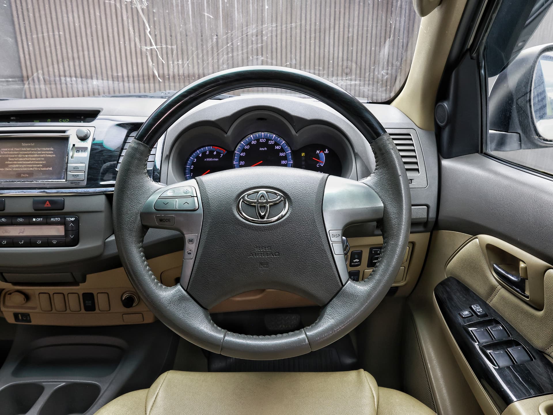 2013 Toyota Fortuner image-9