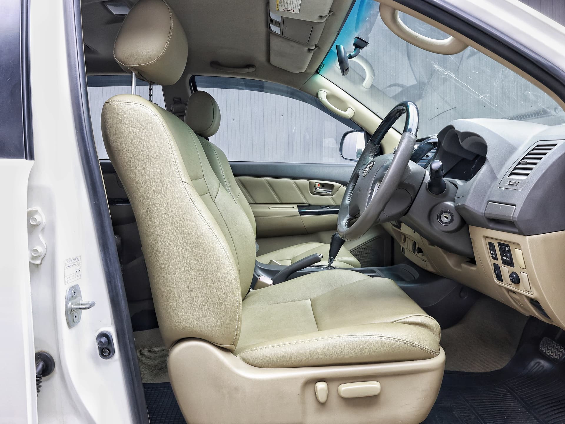 2013 Toyota Fortuner image-12