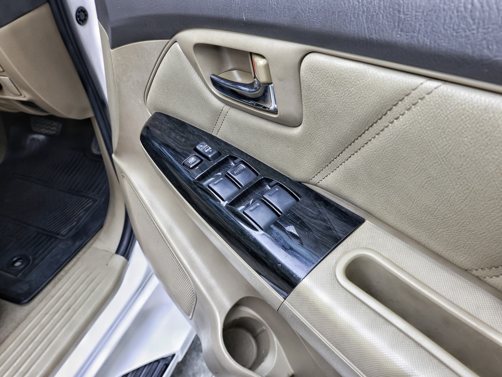 2013 Toyota Fortuner image-10