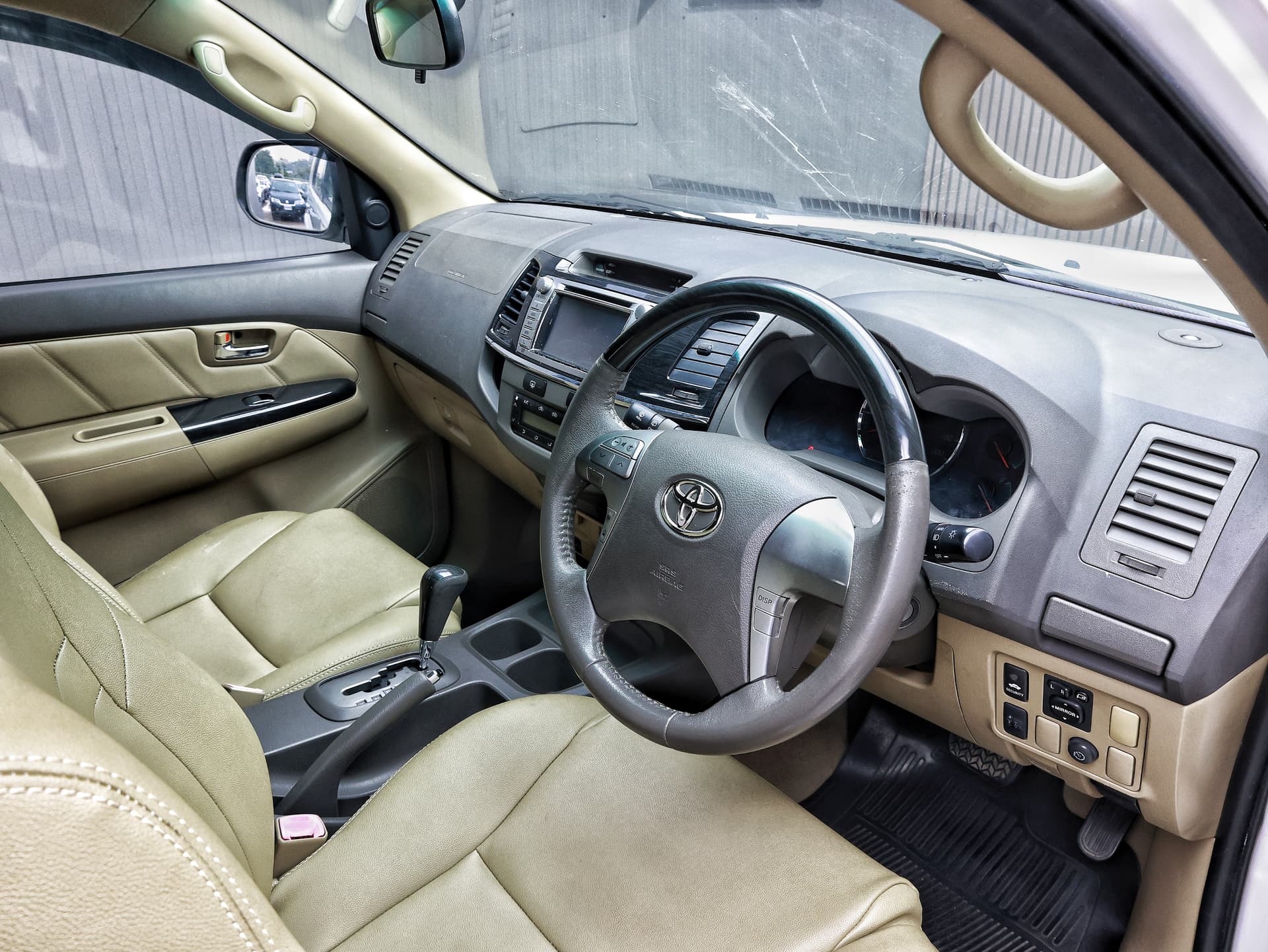 2013 Toyota Fortuner image-8