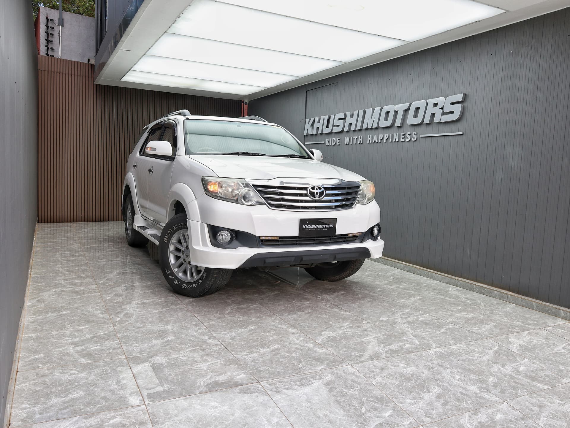 2013 Toyota Fortuner image-1