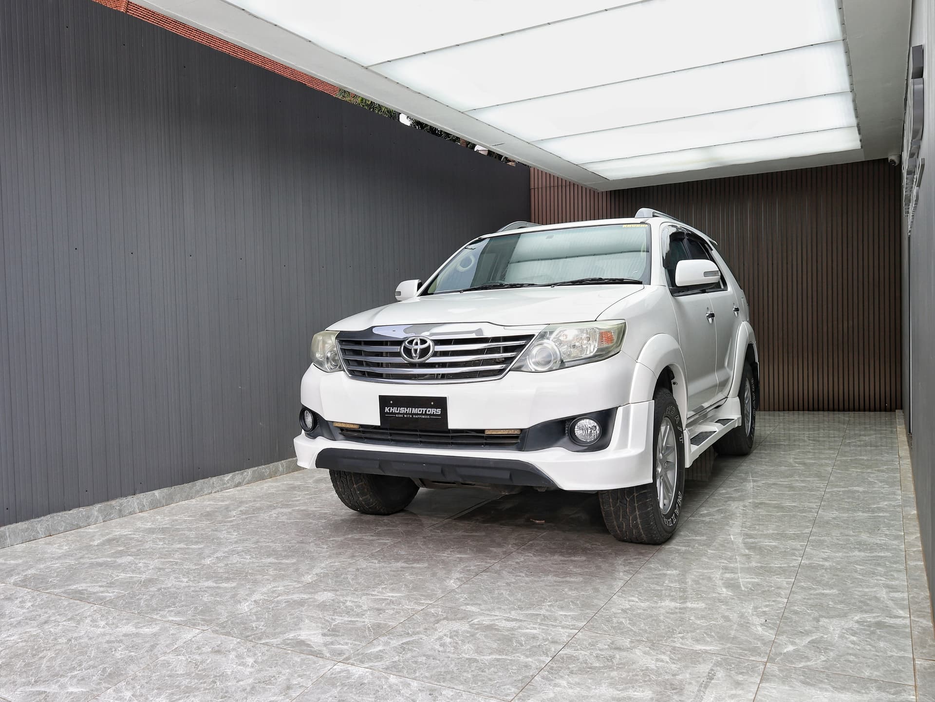 2013 Toyota Fortuner image-3