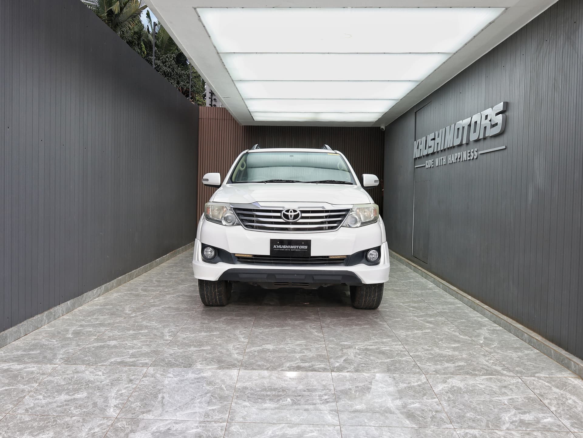 2013 Toyota Fortuner image-2